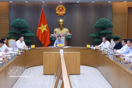 Премьер-министр Ле Минь Хынг: решительно не допускать переноса сроков реализации ключевых транспортных проектов без веских оснований (Фото: ВИА)