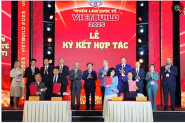 Церемония подписания соглашения о сотрудничестве между партнерами в Vietbuild 2025
