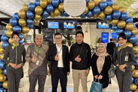 Представитель Vietnam Airlines в Индонезии (третий слева) вместе с первыми пассажирами в международном аэропорту Сукарно–Хатта, Индонезия (Фото: ВИА)