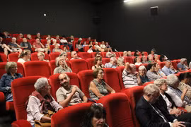 Французские зрители на премьере документального фильма «Руки, хранящие традиционный огонь»