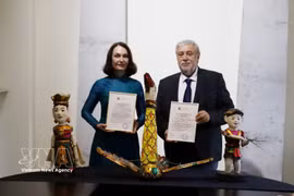 Елена Бездетко (слева), супруга посла РФ во Вьетнаме Геннадия Бездетко, передаёт экспонаты Театра водных кукол Тханглонг, подаренные Государственному музею Востока РФ (Фото: ВИА)