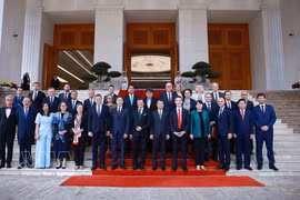 Премьер-министр Ле Минь Хынг с послами и временными поверенными в делах Представительства Европейского союза и стран – членов ЕС во Вьетнаме (Фото: ВИА)