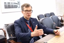 Проректор по международным отношениям Дальневосточного федерального университета Евгений Власов дает интервью корреспонденту ВИА в России (Фото: ВИА)