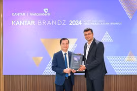 Представитель Vietcombank — заместитель генерального директора Ле Хоанг Тунг (слева) — получает сертификат “Топ-30 самых ценных брендов Юго-Восточной Азии” от представителя компании Kantar — директора по стратегическому развитию Kantar Insights Сумита Камры (Фото: Вьетнам+)
