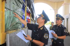 Проверка товаров в Международном пограничном пункте пропуска Тиньбьен провинции Анзянг (Фото: ВИА)