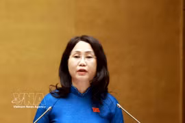 Министр культуры, спорта и туризма Лам Тхи Фыонг Тхань, по поручению Премьер-министра, представляет доклад с разъяснениями, доработкой и учётом замечаний по проекту Резолюции НС о развитии вьетнамской культуры (Фото: ВИА)