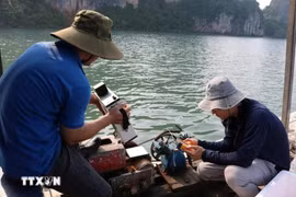Исследовательская группа взяла пробы морской воды в заливе Халонг и проливе Лук (Фото: ВИА)