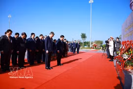 Премьер-министр Ле Минь Хынг и премьер-министр Лаоса Салемсай Коммасит возлагают цветы к мемориальному комплексу с памятниками Президенту Хо Ши Мину, Президенту Кейсону Фомвихану и Президенту Супханувонгу в Парке дружбы Лаос – Вьетнам (Фото: ВИА)