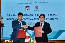 Подписание соглашения о деловом сотрудничестве между двумя странами (Фото: ВИА)