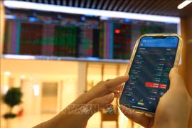 Клиент осуществляет сделки в головном офисе компании Bao Viet Securities (Фото: ВИА)