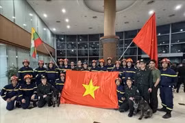 Вьетнамская спасательная группа Министерства общественной безопасности прибывала в Мьянму вечером 30 марта (Фото опубликовано ВИА)