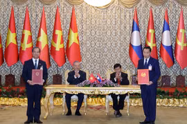 Генсекретарь То Лам и Генсекретарь ЦК НРПЛ, Президент ЛНДР Тхонглун Сисулит стали свидетелями церемонии обмена Меморандумом о взаимопонимании между Министерством образования и подготовки кадров Вьетнама и Министерством образования и спорта Лаоса (Фото: ВИА)