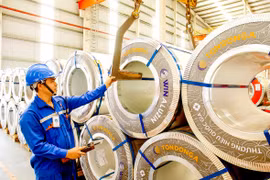 Работники завода Ton Dong A Factory проверяют рулоны стали, обеспечивая полную прослеживаемость информации о поставке перед отправкой с завода (Фото: https://www.sggp.org.vn)