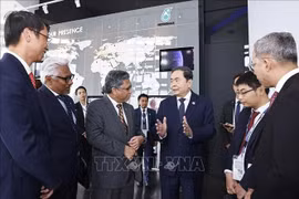 Председатель НС Чан Тхань Ман беседует с руководством корпорации Petronas (Фото: ВИА)