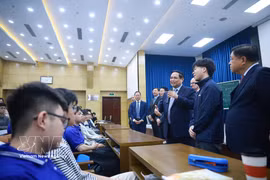 Премьер-министр Фам Минь Тьинь вдохновляет студентов Ханойского университета науки и технологий (Фото: ВИА)