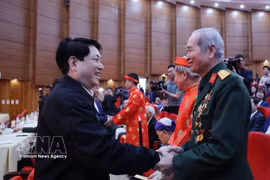 Президент Лыонг Кыонг вручает новогодние подарки и поздравляет с Тэтом представителей народностей провинции Лаокай (Фото: ВИА)