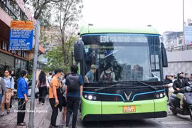 Пассажиры садятся в электробус на улице Минь-кхай в Ханое (Фото: ВИА)