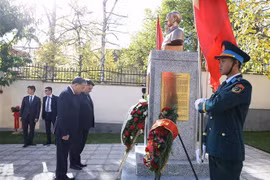 Генсекретарь То Лам с глубоким почтением возложил дань памяти Президенту Хо Ши Мину у его памятника на территории Посольства (Фото: ВИА)