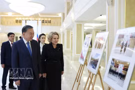 Генсек, Президент Вьетнама То Лам и Председатель Совета Федерации (Сената) РФ Валентина Матвиенко рассматривают выставку фотографий, посвященных отношениям между двумя странами (Фото: ВИА)