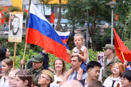 Утром 7 мая 2026 года в Ханое Посольство Россий во Вьетнаме, Российский центр науки и культуры в Ханое совместно со специализированной школой Ханой — Амстердам организовали торжественную церемонию и шествие «Бессмертного полка» по случаю 81-й годовщины Победы над фашизмом в Великой Отечественной войне (9 мая 1945 года — 9 мая 2026 года), 51-й годовщины воссоединения страны (30 апреля 1975 года — 30 апреля 2026 года) и 72-й годовщины Победы при Дьенбьенфу (7 мая 1954 года — 7 мая 2026 года) во Вьетнаме. Шествие «Бессмертного полка» — традиционное мероприятие, ежегодно проводимое в России, а также во многих странах мира в память о людях, участвовавших в Великой Отечественной войне, и в знак глубокого уважения к ним (Фото: ВИА)