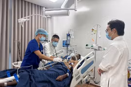 Руководители специальной административной зоны Фукуок навестили пострадавших, проходящих лечение в больнице на острове Фукуок.