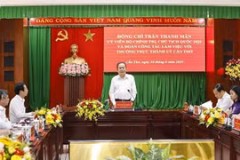 Председатель НС Чан Тхань Ман работает с Постоянным бюро парткома города Кантхо (Фото: ВИА) 