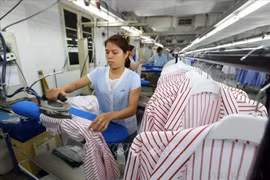 Производственная линия по выпуску швейных изделий на экспорт в компании Van Laack ASIA ООО, инвестиции от ФРГ, расположенная в промышленном кластере Нгокхой (Ханой) (Фото: ВИА)