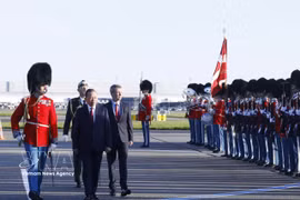 Генсек, Президент То Лам и король Дании Фредерик X обходят почётный караул (Фото: ВИА)