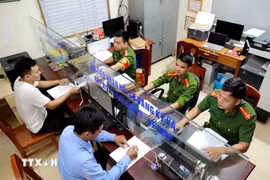 Граждане выполняют административные процедуры в общине Йензыонг, район Тамдао, провинция Виньфук (Фото: ВИА)