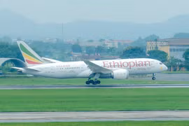 Рейс ET0678 авиакомпании Ethiopian Airlines благополучно приземлился в международном аэропорту Нойбай (Фото: NIA/qdnd.vn)