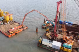 Инженеры и рабочие выполняют строительные работы в море (Фото: ВИА)