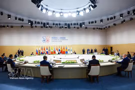 Премьер-министр Ле Минь Хынг и руководители делегаций стран-участниц на полях юбилейного саммита в честь 35-летия отношений АСЕАН — Россия проводят рабочую встречу по вопросам евразийской интеграции (Фото: ВИА) 