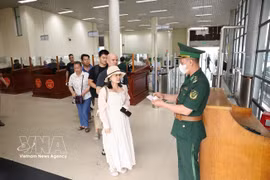 Пограничные войска на Международном пограничном пункте Монгкай оформляют пассажиров для выезда через пункт пропуска Баклуан 1 в городе Монгкай, провинция Куангнинь (Фото: ВИА)